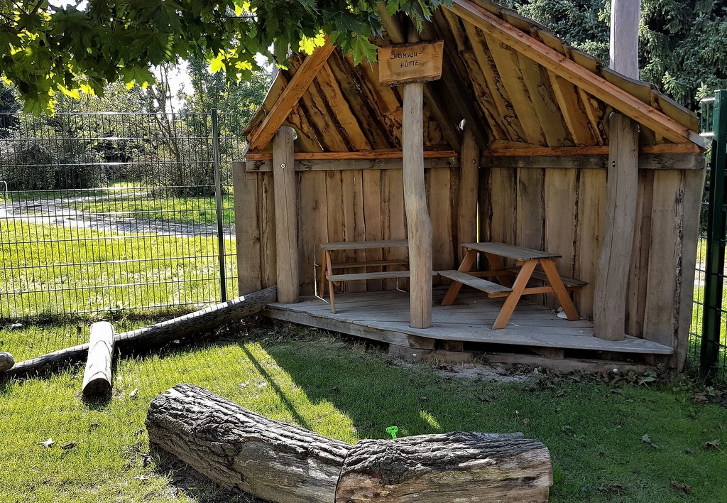 Das ist die kleine Hütte als Alternative für die kleineren zum großen Baumhaus und außerdem auch ein guter Regenschutz.